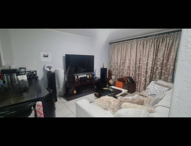 2 BEDROOM APARTMENT FOR SALE IN HEUWELSIG ESTATE
